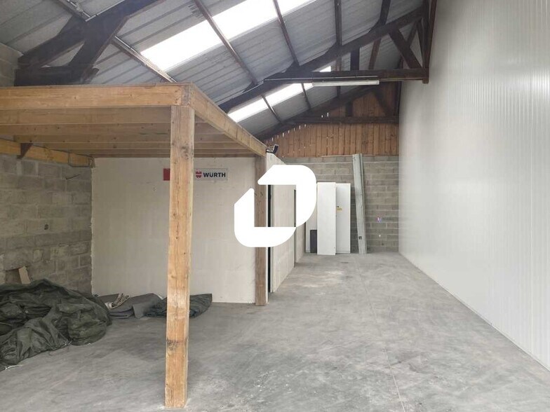 Light Industrial in Livilliers to rent - Interior Photo - Image 2 of 11