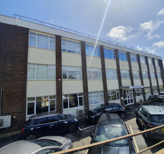 Crowhurst Rd, Brighton to rent - Building Photo - Image 1 of 3
