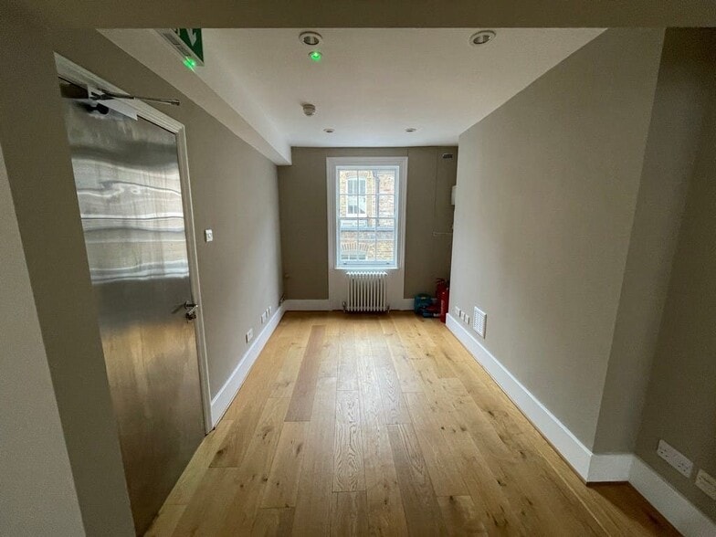 26-27 Carnaby St, London to rent - Building Photo - Image 2 of 4