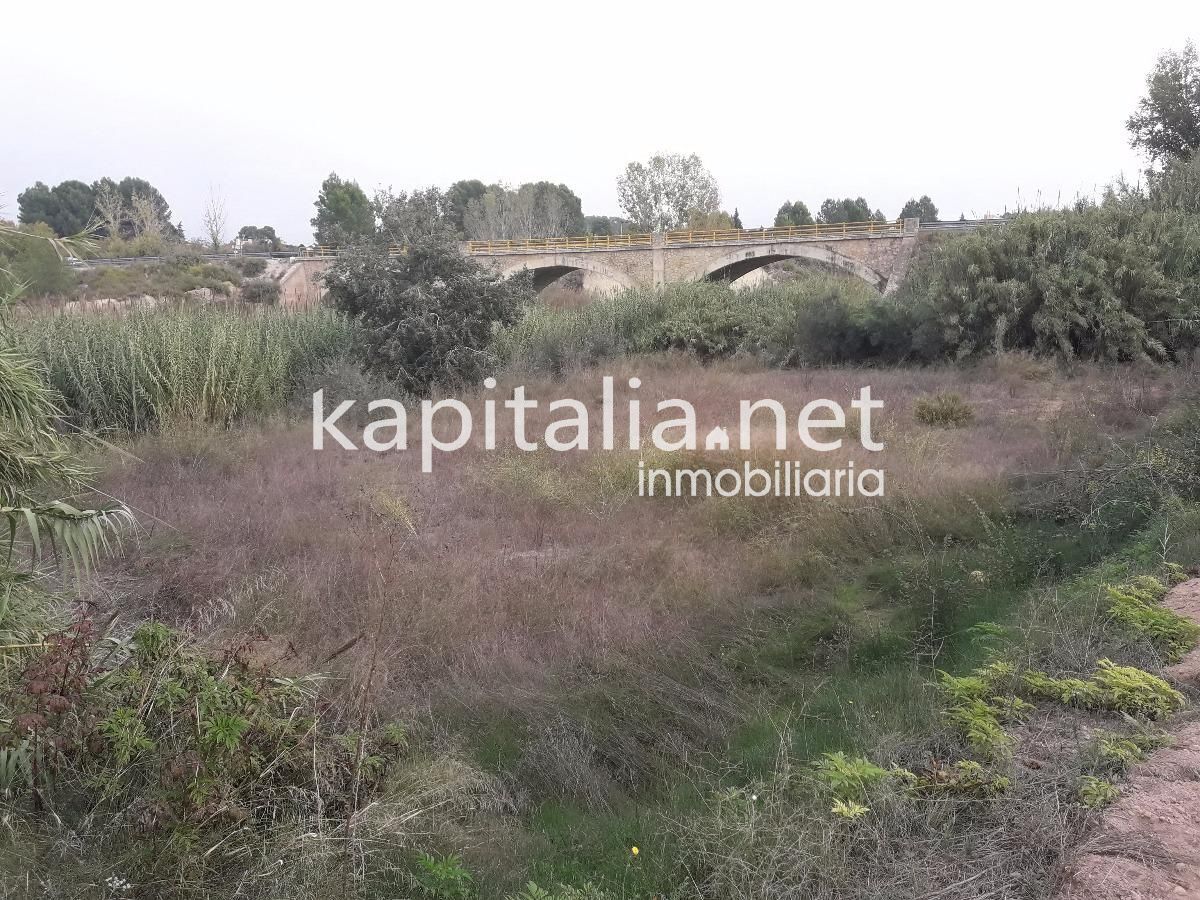 Land in LA, Valencia for sale Primary Photo- Image 1 of 6