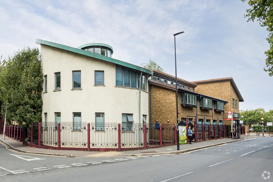 21-23 East Ham Manor Way, London to rent - Building Photo - Image 2 of 4