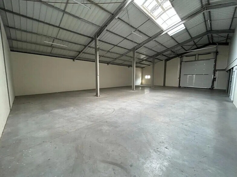Light Industrial in Pessac to rent - Interior Photo - Image 2 of 9