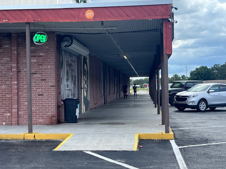 15 Thriftway Plz, Ruskin, FL for rent - Building Photo - Image 2 of 14