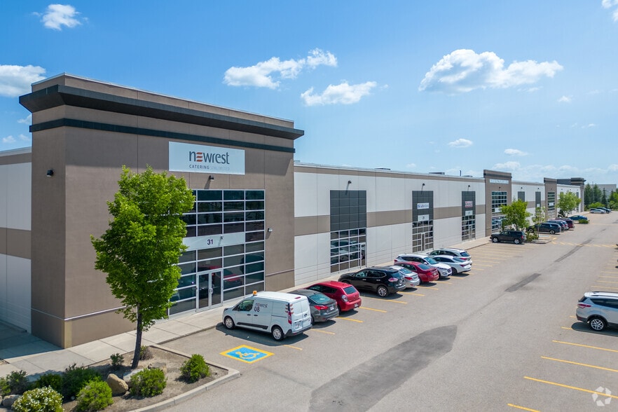 47 Aero Dr NE, Calgary, AB for sale - Primary Photo - Image 1 of 1