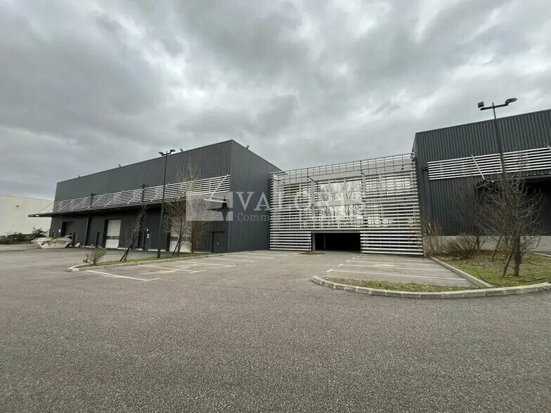 Light Industrial in Aix-en-Provence to rent - Building Photo - Image 2 of 16