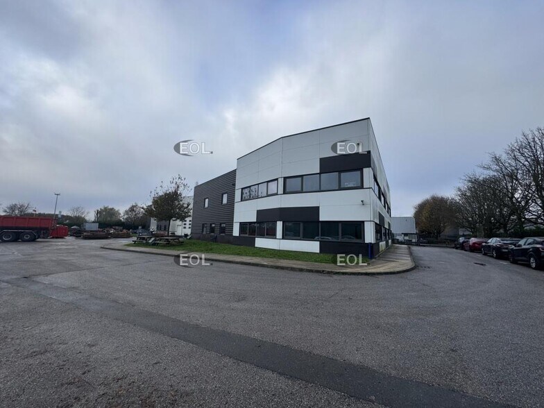 Light Industrial in Montigny-le-Bretonneux to rent - Building Photo - Image 3 of 10