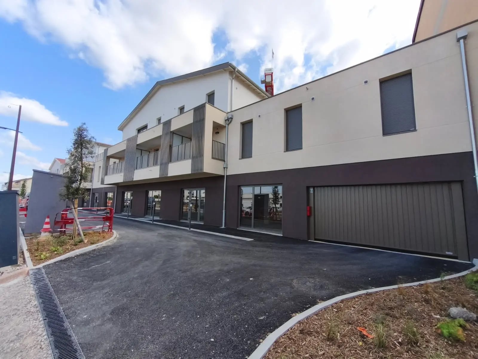 15 Avenue Charles De Gaulle, Saint-Bonnet-de-Mure to rent Building Photo- Image 1 of 4