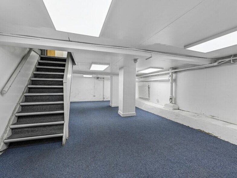 17 Holywell Row, London to rent - Interior Photo - Image 3 of 12