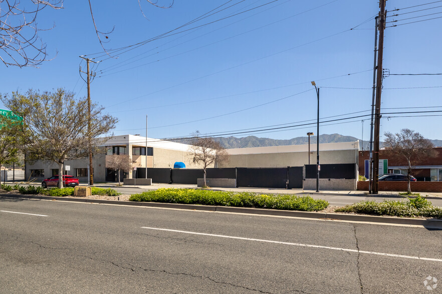 914 N Victory Blvd, Burbank, CA for rent - Building Photo - Image 2 of 12