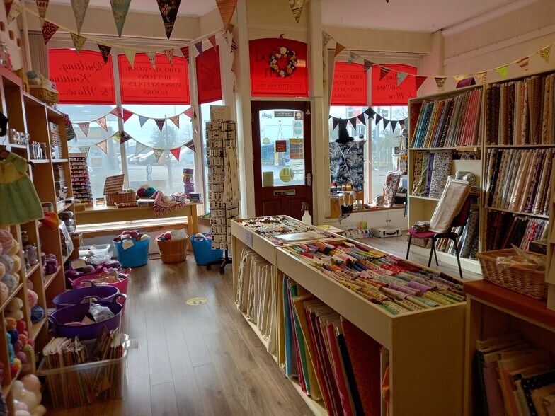 3 St. Teilo St, Pontarddulais for sale - Interior Photo - Image 2 of 7