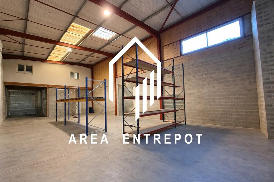 Light Industrial in Aix-en-Provence to rent - Building Photo - Image 1 of 6
