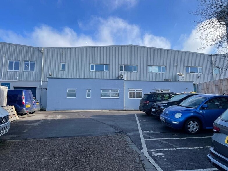 Station Rd, Kings Langley to rent - Building Photo - Image 2 of 8