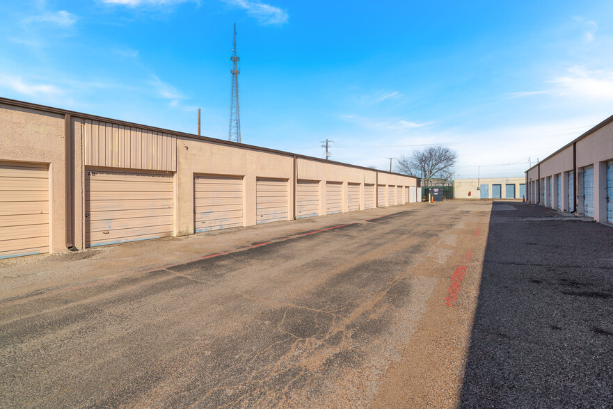 3514 Cavalier Dr, Garland, TX for rent - Building Photo - Image 3 of 3