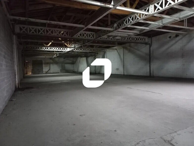 Light Industrial in Roubaix to rent - Interior Photo - Image 1 of 5
