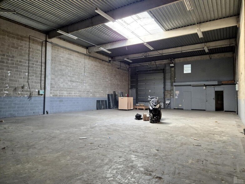 Light Industrial in Saint-Thibault-des-Vignes to rent - Building Photo - Image 3 of 6