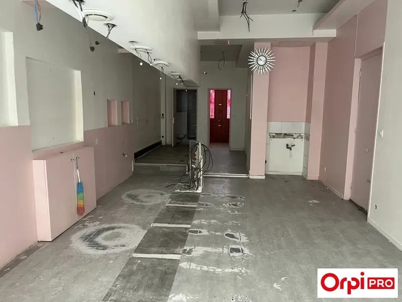 Retail in Villeurbanne to rent Interior Photo- Image 1 of 5