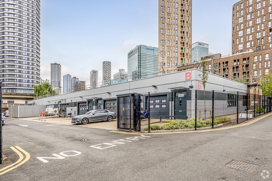 10 Prestons Rd, London to rent - Primary Photo - Image 1 of 11