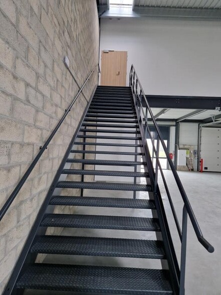 27 Avenue Du Gros Chene, Éragny to rent - Interior Photo - Image 3 of 6
