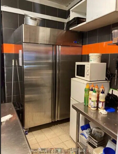 Retail in Paris to rent - Interior Photo - Image 2 of 3
