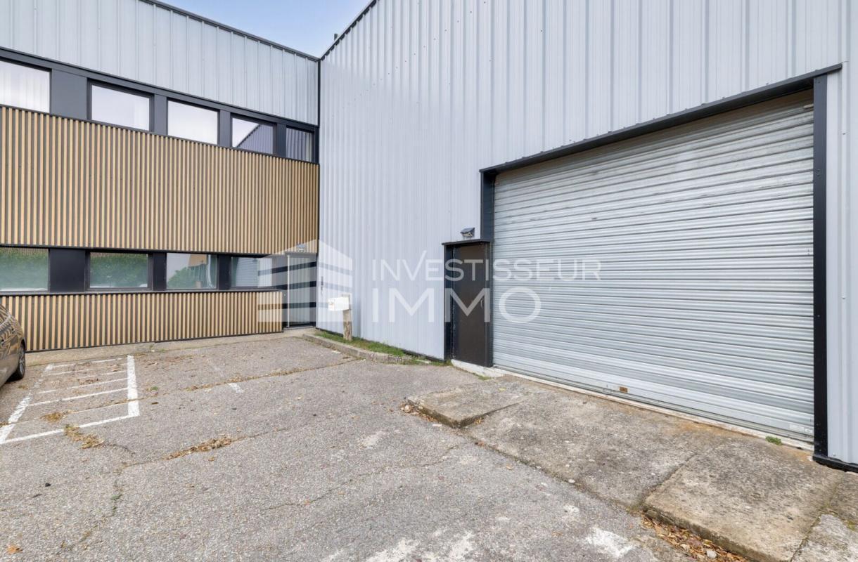 Light Industrial in Villeneuve La Garenne to rent Building Photo- Image 1 of 7