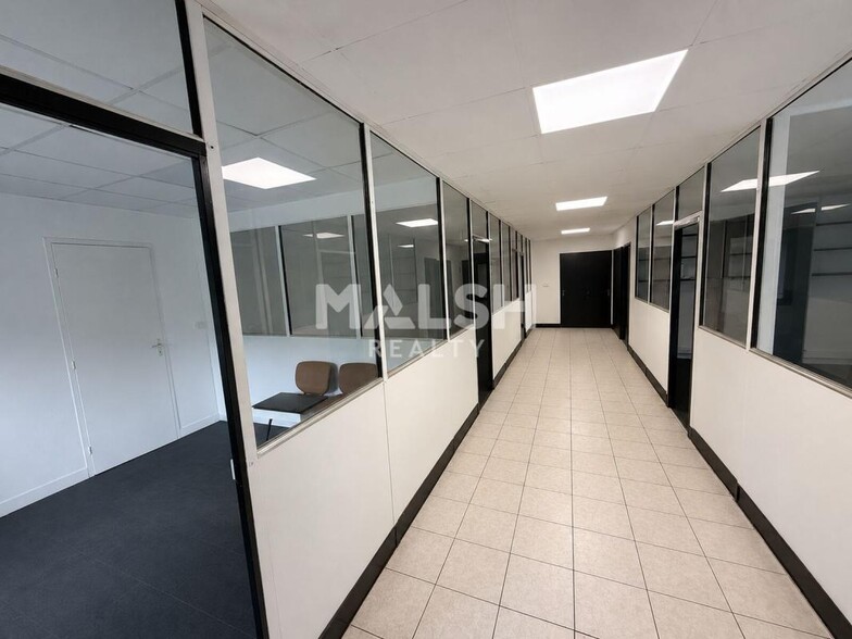 Office in Charvieu-Chavagneux to rent - Interior Photo - Image 1 of 5