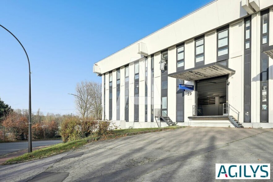 Light Industrial in Rungis to rent - Building Photo - Image 3 of 12
