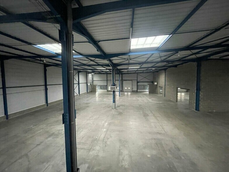 Light Industrial in Dagneux to rent - Interior Photo - Image 2 of 23