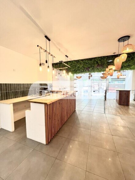 Retail in Marseille to rent - Interior Photo - Image 3 of 7