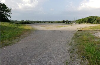 17318 E US Highway 40, Independence, MO for sale Primary Photo- Image 1 of 1