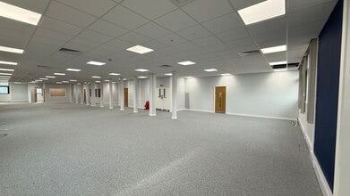 Works Rd, Letchworth Garden City to rent Interior Photo- Image 2 of 3