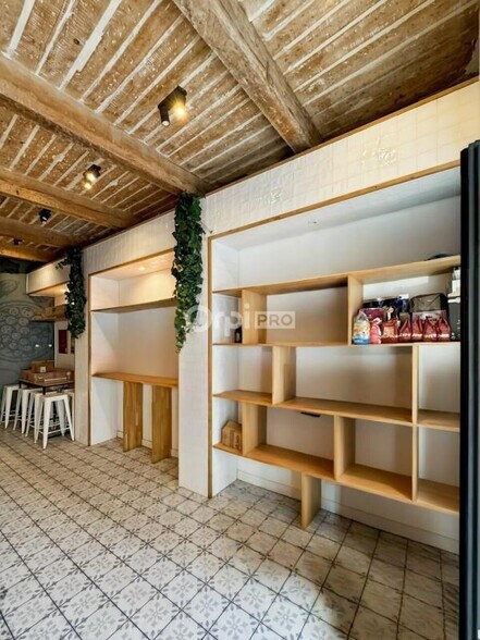 Retail in Marseille to rent - Interior Photo - Image 3 of 5