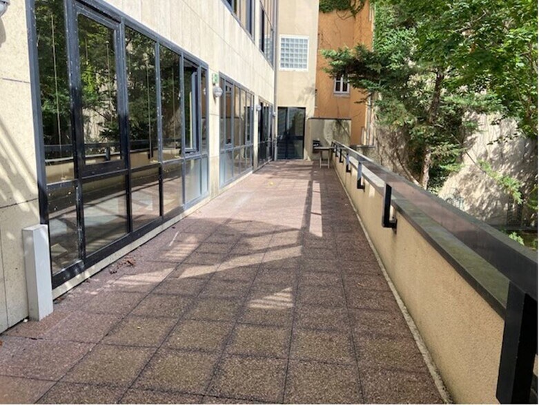 Office in Issy-Les-Moulineaux to rent - Building Photo - Image 2 of 7