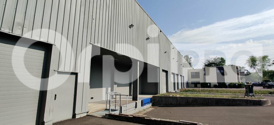 Light Industrial in Lisses to rent - Building Photo - Image 2 of 12