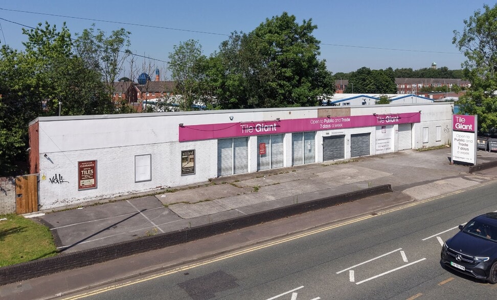 40 Oldham Rd, Rochdale to rent - Primary Photo - Image 1 of 4