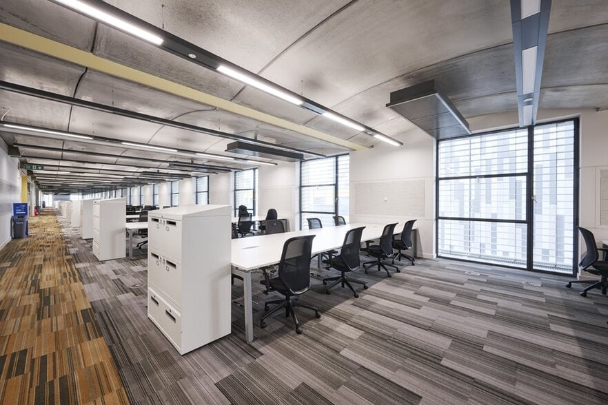 21-35 Wellington St, London to rent - Interior Photo - Image 2 of 16