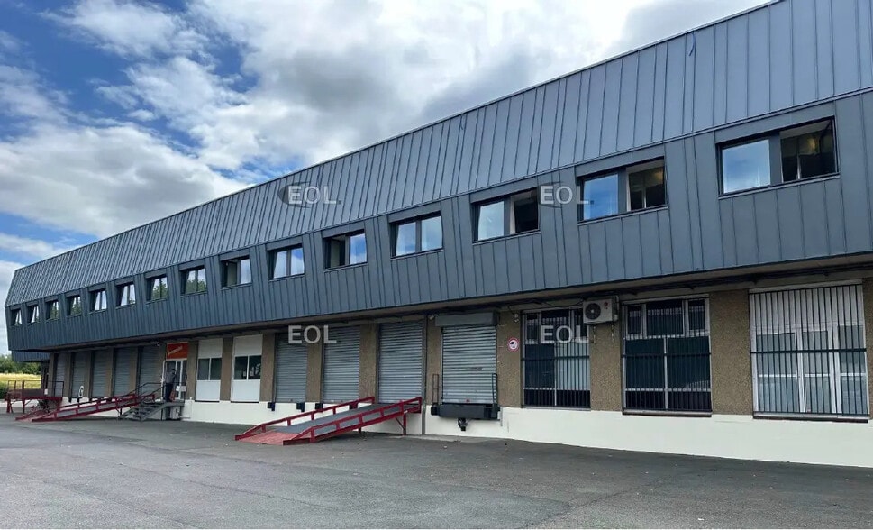 Industrial in Villejust to rent - Building Photo - Image 1 of 5