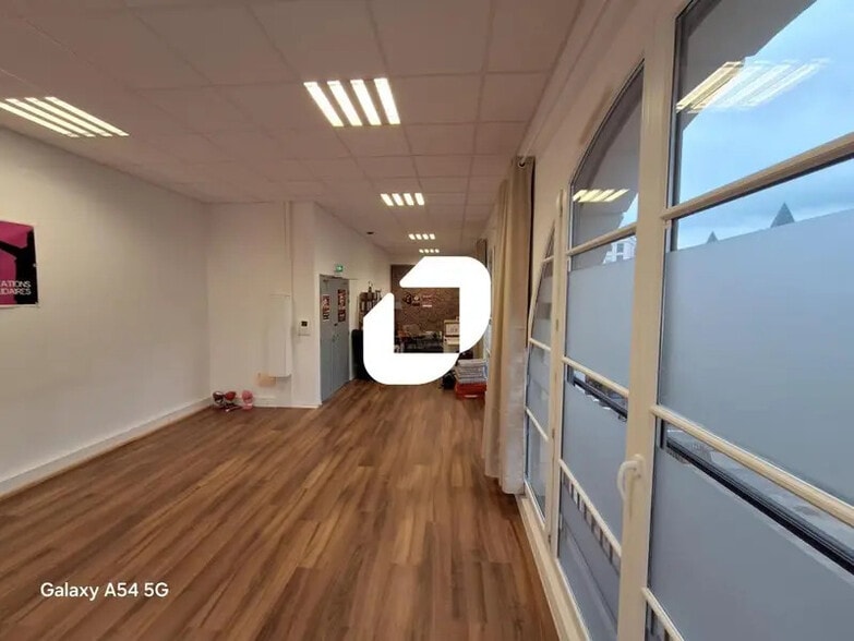 Office in Chaville to rent - Interior Photo - Image 3 of 7