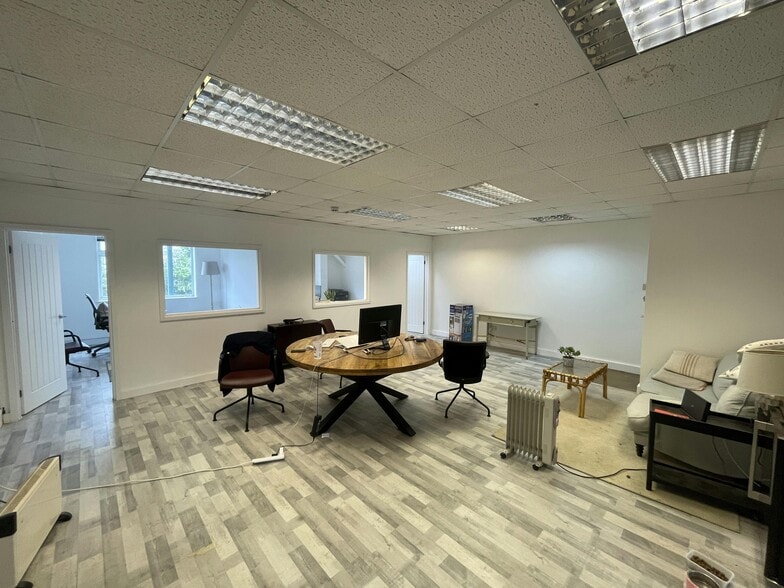 Station Yard, Thame to rent - Building Photo - Image 2 of 5