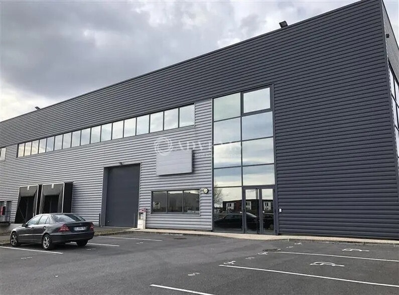 Light Industrial in Lieusaint to rent - Building Photo - Image 2 of 7