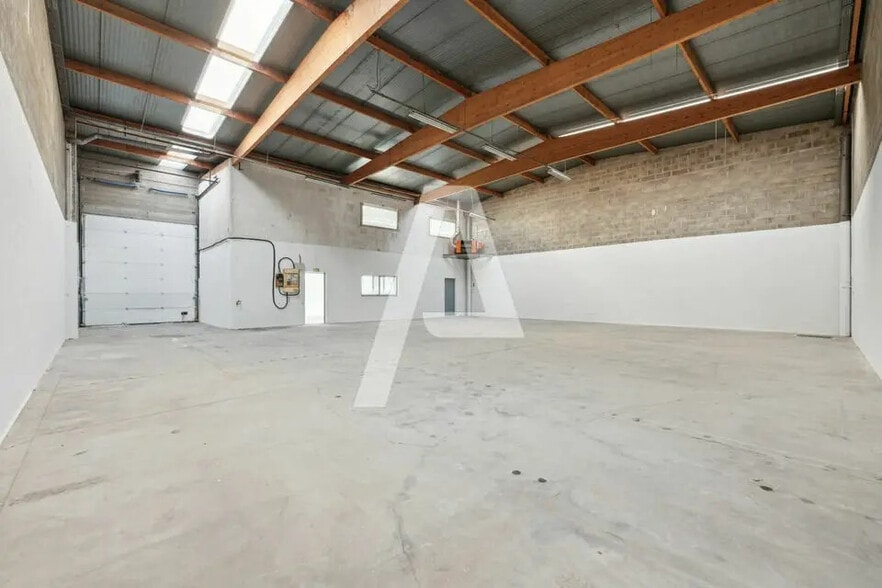 Light Industrial in Émerainville to rent - Building Photo - Image 1 of 5