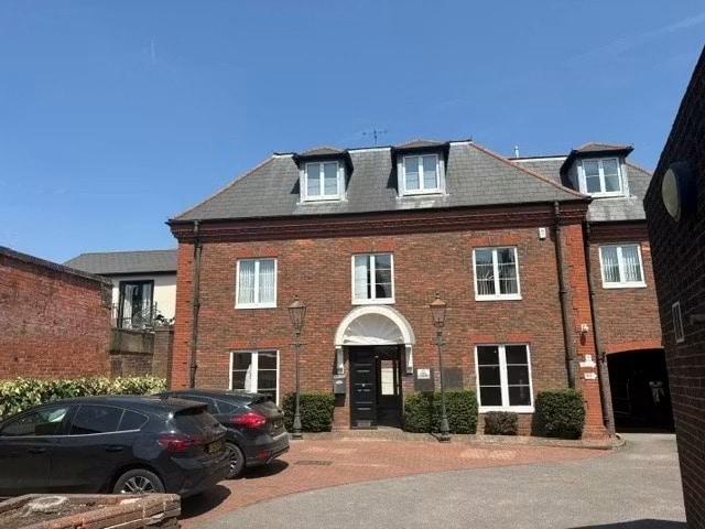 High St, Ascot to rent Building Photo- Image 1 of 11