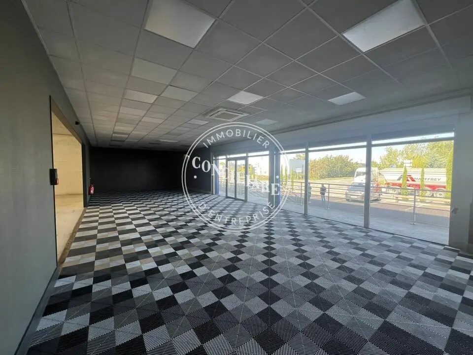Location Entrepôt 380 m² - Photo 1