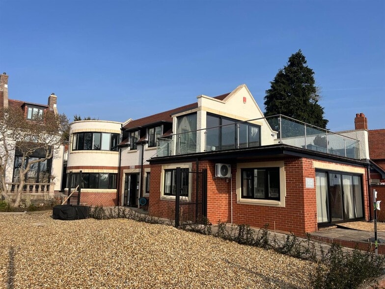 11 Marine Parade, Penarth to rent - Primary Photo - Image 1 of 2