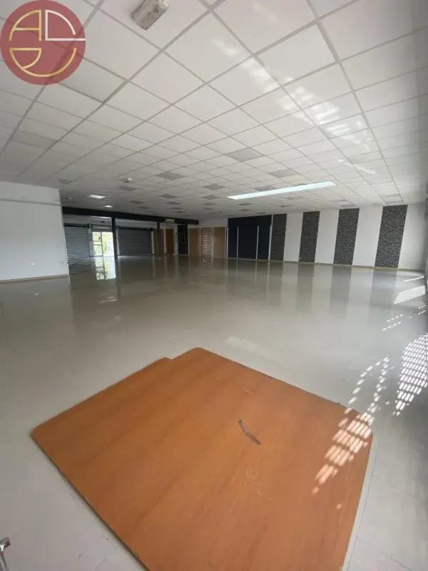 Location Commerce 300 m² - Photo 1