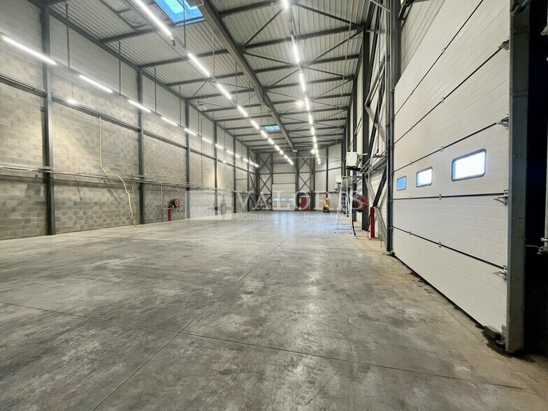 Light Industrial in Dagneux to rent - Interior Photo - Image 3 of 4