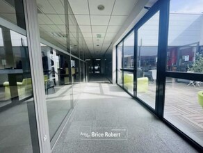 Office in Saint-Priest to rent Interior Photo- Image 1 of 3