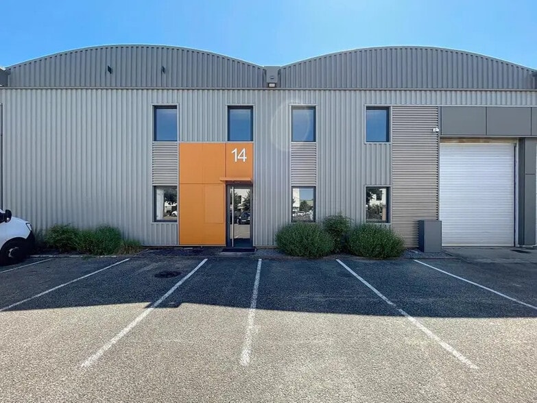 11 Chemin De L'Industrie, Dardilly to rent - Building Photo - Image 2 of 8