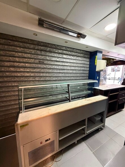 Retail in Paris to rent - Building Photo - Image 3 of 6