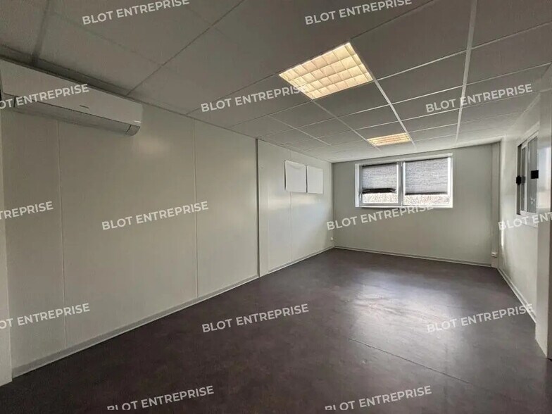 21 Rue Jan Palach, Saint-Herblain to rent - Building Photo - Image 2 of 6