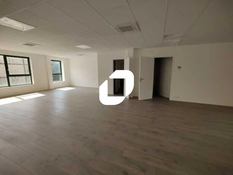 6-14 Rue De Ris, Viry-Châtillon to rent - Interior Photo - Image 3 of 9